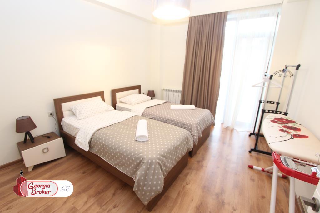 იყიდება ახალი გარემონტებული 5 ოთახიანი ბინა